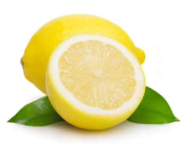 Limão fresco com folhas — Fotografia de Stock