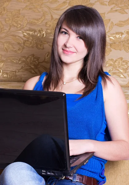 Jong meisje met laptop — Stockfoto