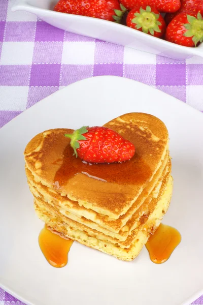 Stack of heart shaped pancakes with syrup and strawberry — Stock Photo, Image