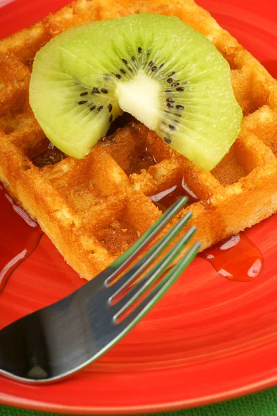 Waffle com kiwi e xarope — Fotografia de Stock