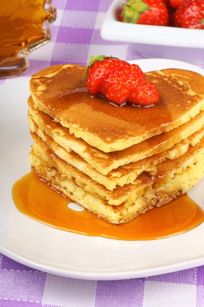 Stack of heart shaped pancakes with syrup and strawberry — Stock Photo, Image