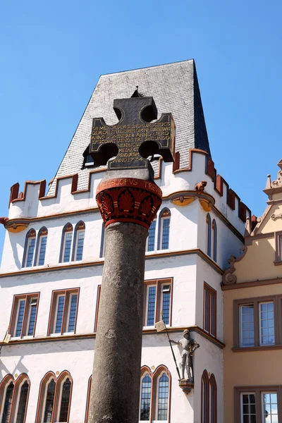 Πέτρα Σταυρός της πλατείας της αγοράς σε Τρηρ, Γερμανία — Φωτογραφία Αρχείου