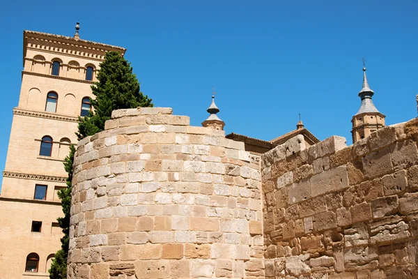 La zuda Turm und römische Mauern in Zaragoza — Stockfoto