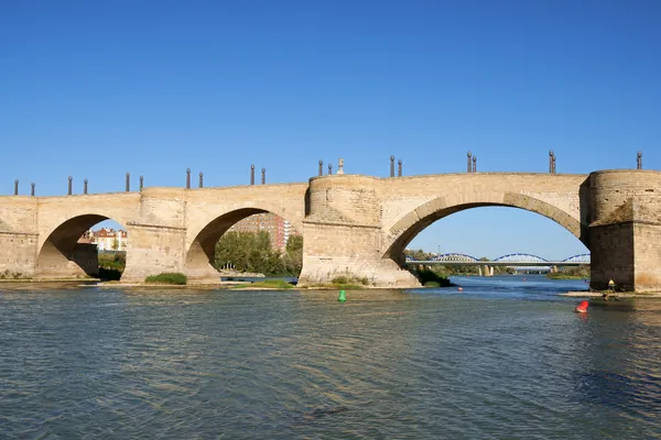 Каменный мост (Puente de Piedra) через реку Эбро в Сарагосе, Спа — стоковое фото