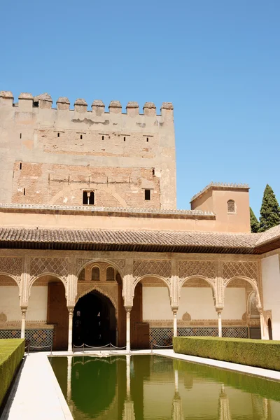 Torre Comares e Cortile dei Mirti a Granada — Foto Stock