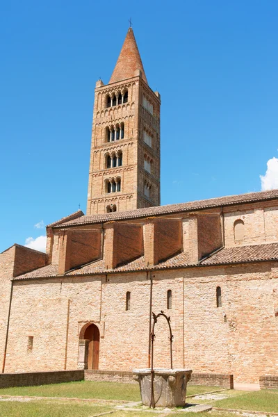 Аббатство Помпоза - церковь, Италия — стоковое фото