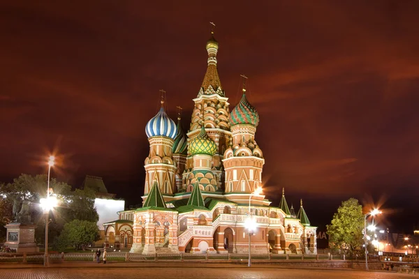 在晚上，莫斯科的圣巴兹尔大教堂 — 图库照片