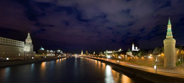 モスクワのクレムリンと川の夜の csenicview — ストック写真