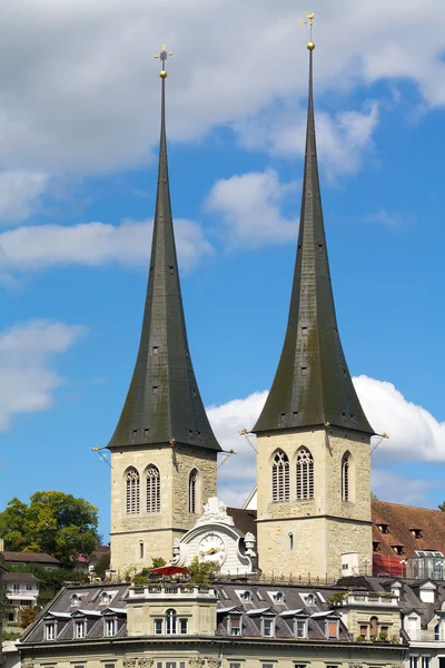 Torres gemelas de la iglesia de San Leodegar, Lucerna — Foto de Stock
