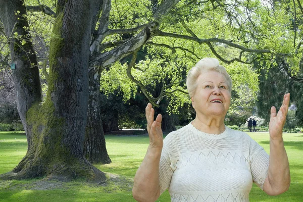 Seniorkvinne nyter våren – stockfoto
