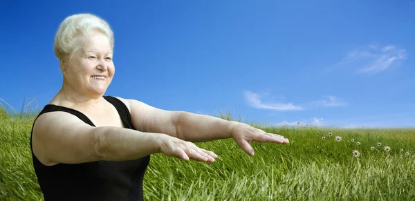 Aktywny senior kobieta exercize — Zdjęcie stockowe