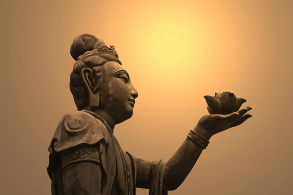 Budist heykeli ile lotus — Stok fotoğraf