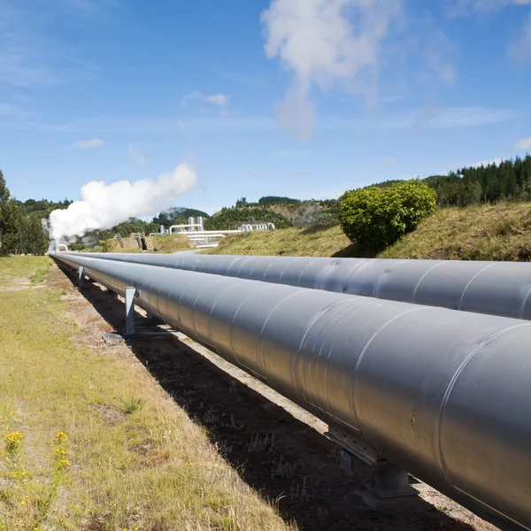 Geotermiska kraftverk pipeline — Stockfoto