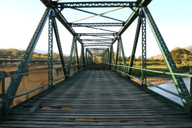 Yeşil demir köprü