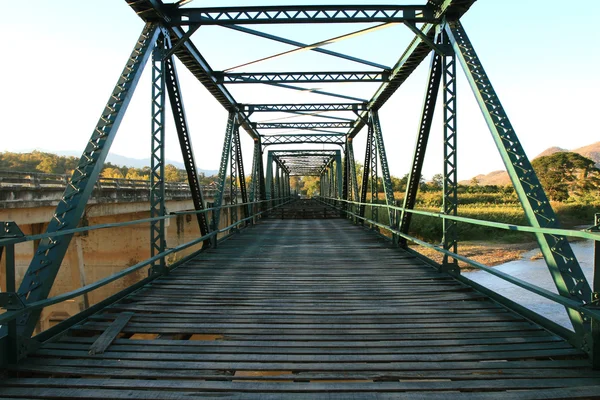 Puente de hierro verde —  Fotos de Stock