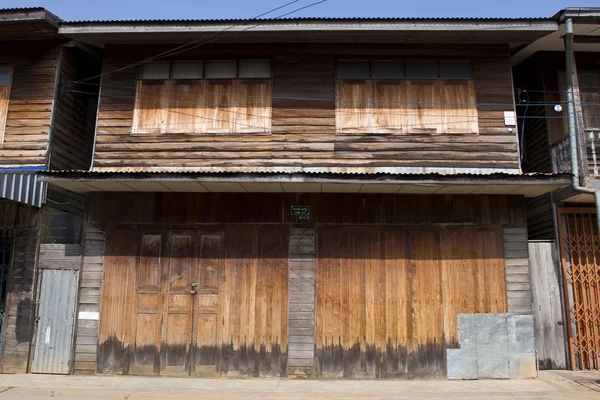 Stary drewniany dom w loei — Zdjęcie stockowe