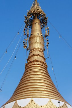 Altın stupa üst