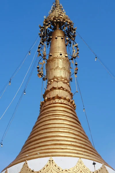 Toppen av gyllene stupa — Stockfoto