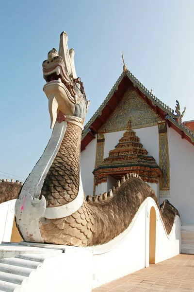 Schlange und buddhistischer Tempel — Stockfoto