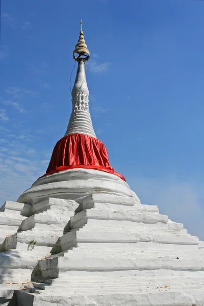 Pagoda tailandesa con tela roja — Foto de Stock