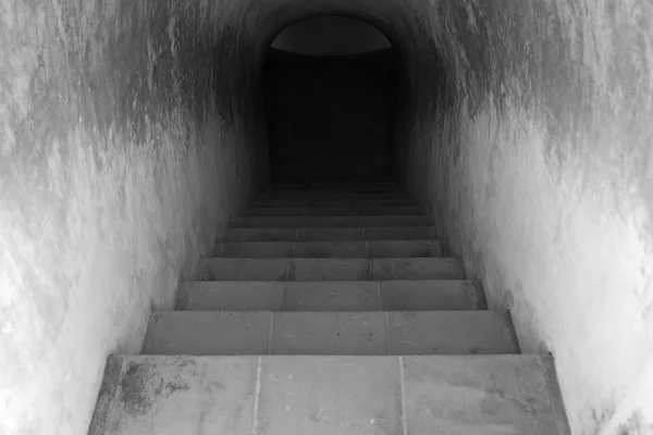 Schodiště vedoucí do temného tunelu — Stock fotografie
