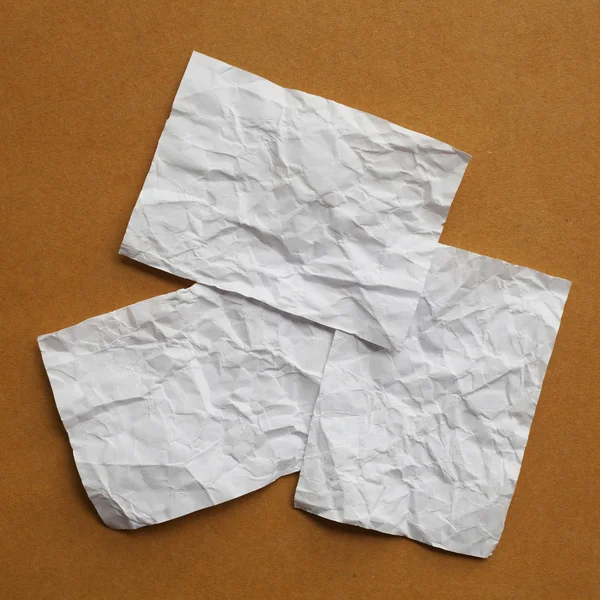 Белая бумага о коричневой бумаге — стоковое фото