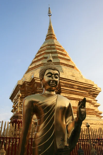 Золотая пагода и Будда — стоковое фото