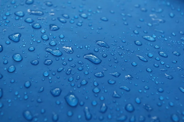 Krople deszczu niebieskie tło — Zdjęcie stockowe