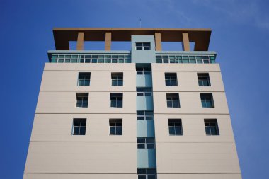 Mavi gökyüzü ile bina