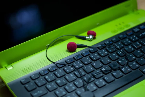 Sluchátka na laptop — Stock fotografie