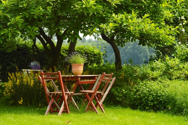 Jardin avec meubles — Photo