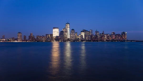 O centro da cidade de Nova York w a torre Freedom — Fotografia de Stock