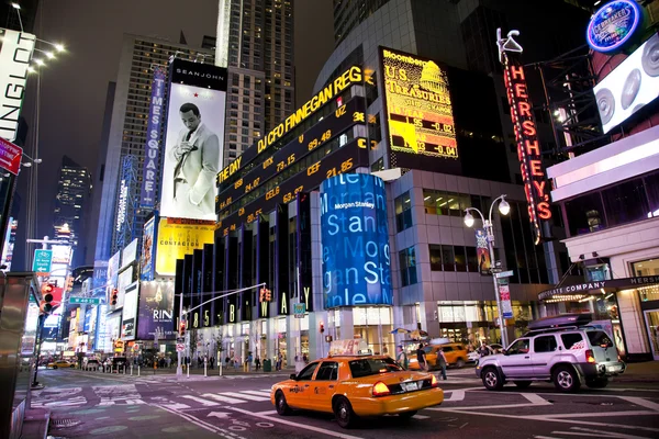NUEVA YORK CITY - 5 DE SEPTIEMBRE: Times Square, con Broadway The —  Fotos de Stock