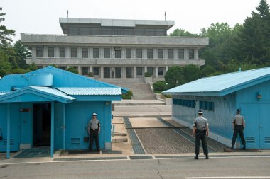 Zuid-Koreaanse soldaten in de dmz grens kijken