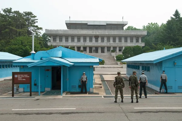 Южнокорейские солдаты в ДМЗ наблюдают за границей — стоковое фото