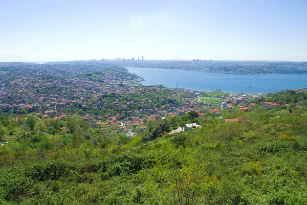 Blick auf Bosporus und Beykoz in den Hügeln von Istanbul — Stockfoto