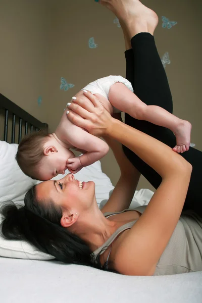 Anne ile bebek eğleniyor — Stok fotoğraf