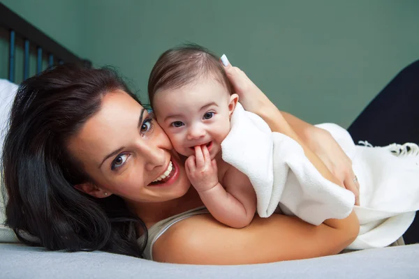 Porträtt av glad kvinna med sin baby — Stockfoto