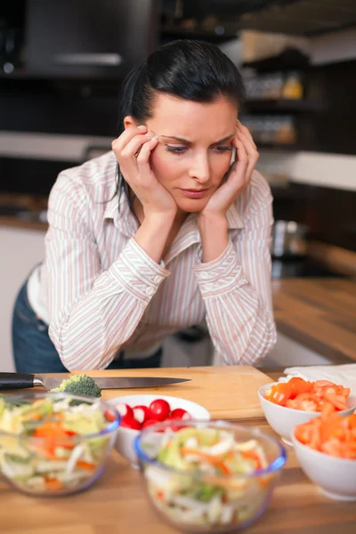 Депресивна молода жінка на кухні — стокове фото