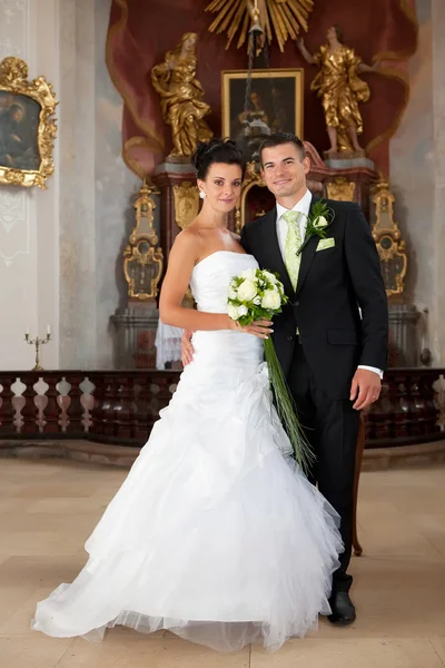 Jong koppel net getrouwd binnenkant van kerk — Stockfoto