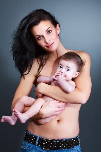 Mãe amorosa segurando bebê - tiro estúdio — Fotografia de Stock
