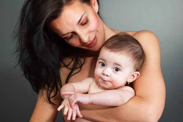 Szerető anya gazdaság baby - stúdió felvétel — Stock Fotó