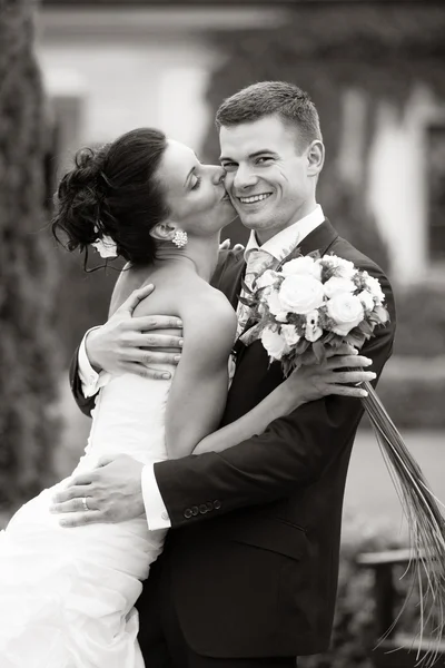 Glückliches junges Paar hat gerade geheiratet — Stockfoto