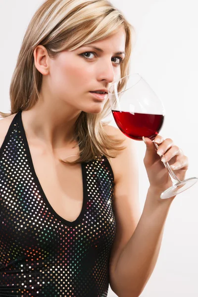 Junge Frau trinkt Rotwein — Stockfoto