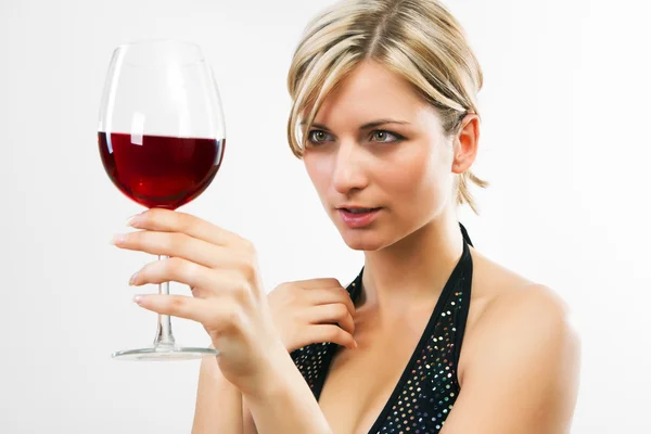 Mujer joven sosteniendo vino tinto — Foto de Stock