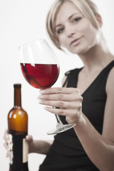 Mujer joven con vino tinto — Foto de Stock
