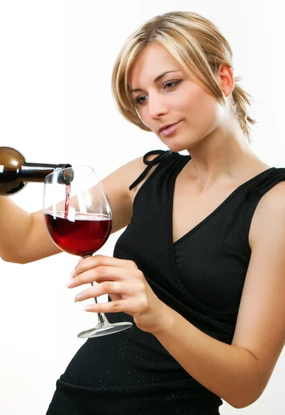 Γυναίκα ρίχνει ένα ποτήρι κόκκινο κρασί — Φωτογραφία Αρχείου