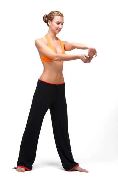 Younge kvinna stretching musklerna i hennes händer — Stockfoto