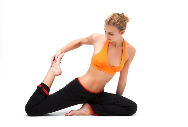 Mujer joven estirando los músculos de sus piernas —  Fotos de Stock