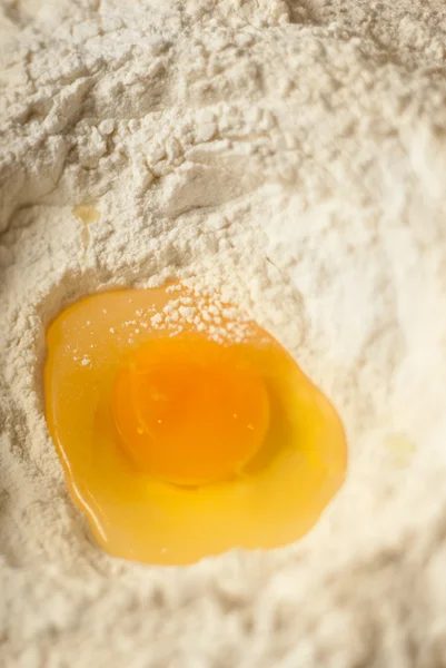 Toz ve yumurta sarısı — Stok fotoğraf